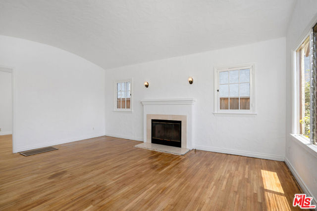 1119 Maple Street, Santa Monica CA: https://media.crmls.org/mediaz/e0bf7842-0b00-49a9-ad1d-4d02edc0bb49.jpg