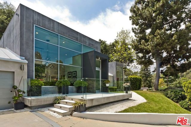 9792 Oak Pass Road, Beverly Hills CA: https://media.crmls.org/mediaz/e0c0175e-499f-426d-966f-17719740a7f5.jpg