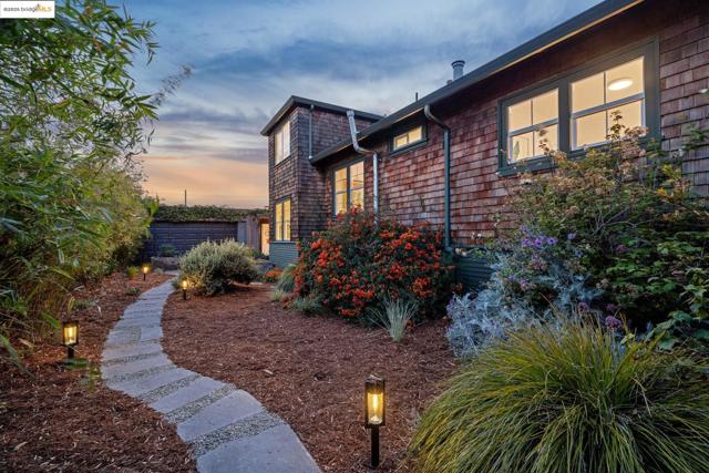 1350 Curtis St, Berkeley CA: https://media.crmls.org/mediaz/e0c02b94-73f1-4bab-9343-ca372a537e12.jpg