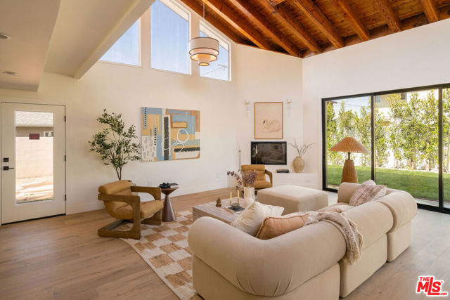3820 S Burnside Avenue, Los Angeles CA: https://media.crmls.org/mediaz/e0c0d569-7a52-43e4-891e-22ca84790ea0.jpg
