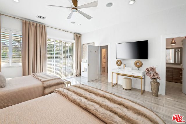 1083 E Circulo San Sorrento Road, Palm Springs CA: https://media.crmls.org/mediaz/e0c0e48b-215b-477f-a58f-d20a5e82362a.jpg