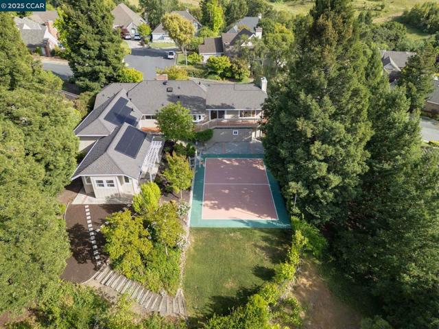 9 Irvine Drive, Moraga CA: https://media.crmls.org/mediaz/e0c0ffeb-d0a5-4c1d-bec1-3689098c21ee.jpg