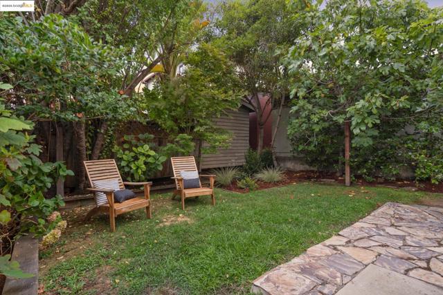 1071 Harvard Rd, Piedmont CA: https://media.crmls.org/mediaz/e0c1cbb0-ec97-48e7-9d90-30392e5ceccc.jpg