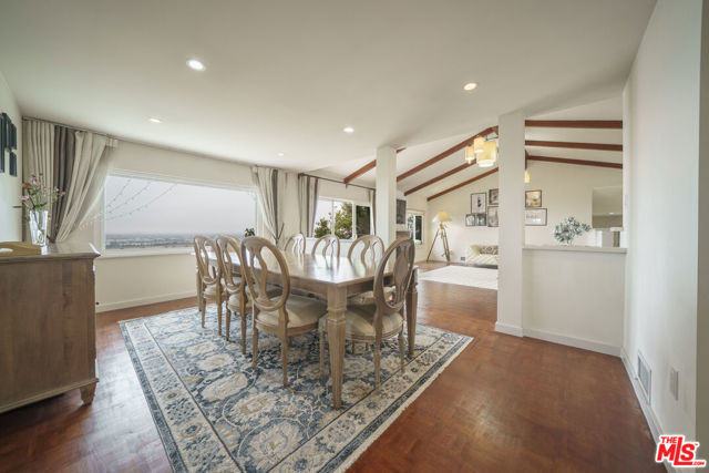 24880 Via Valmonte, Torrance CA: https://media.crmls.org/mediaz/e0c21a33-09ba-4f03-9412-f0f9eebad609.jpg