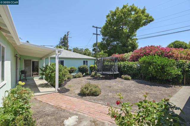 884 Juanita Dr, Lafayette CA: https://media.crmls.org/mediaz/e0c21f8b-1b3c-4920-84f2-a9ccb6ddc72d.jpg