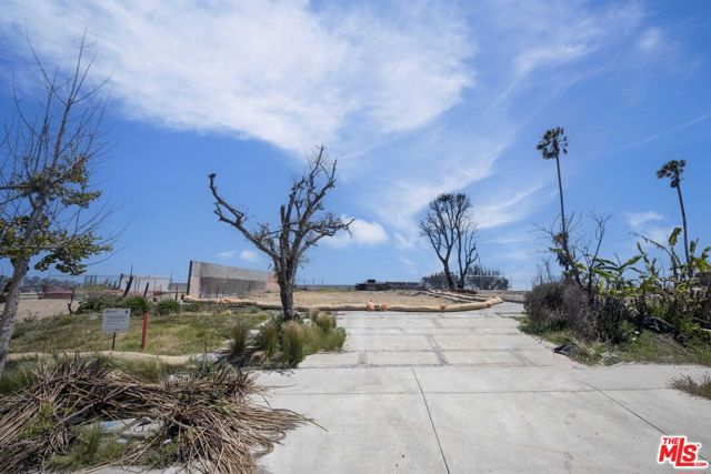 18428 Clifftop Way, Malibu CA: https://media.crmls.org/mediaz/e0c22c04-222f-4de5-a9a1-faa0d114597f.jpg