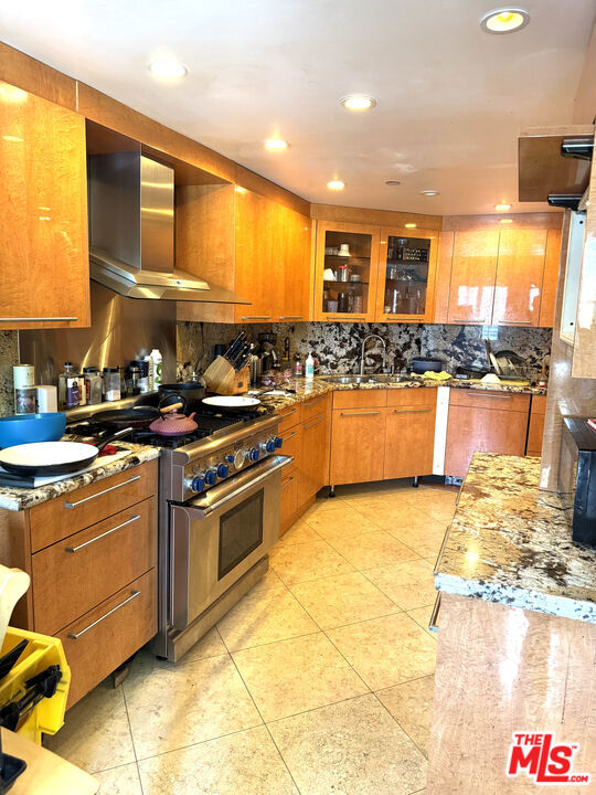 4310 Cahuenga Boulevard, Toluca Lake CA: https://media.crmls.org/mediaz/e0c2b1ba-3c2c-4e1c-95de-4ae187a8cb06.jpg