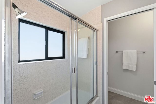 1013 16th Street, Santa Monica CA: https://media.crmls.org/mediaz/e0c2ef20-8c44-46e8-a458-ddb0062c613c.jpg