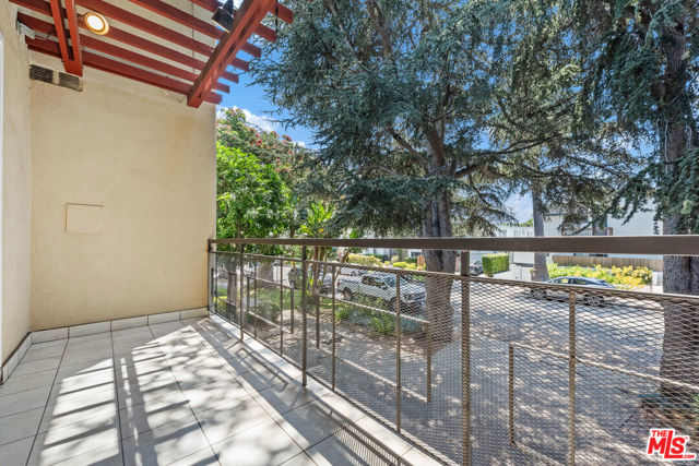 1127 15th Street, Santa Monica CA: https://media.crmls.org/mediaz/e0c457aa-a65c-4d7b-8c37-8078d80b2967.jpg