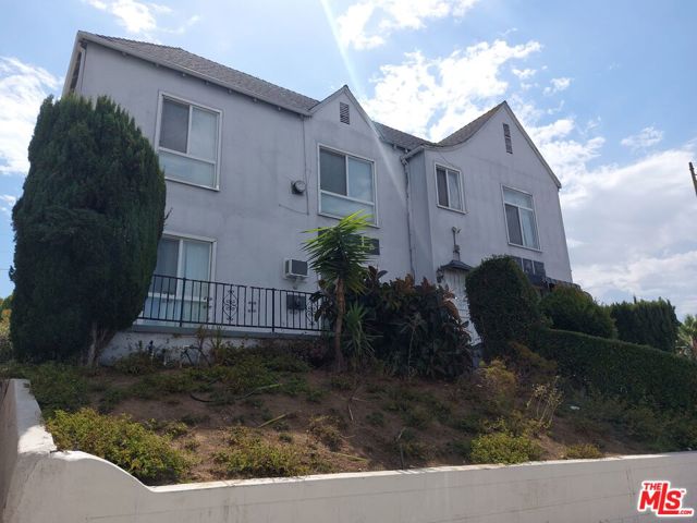 1296 S Citrus Avenue, Los Angeles CA: https://media.crmls.org/mediaz/e0c46a12-14b2-451a-a535-6a2aac2e43ed.jpg