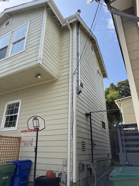 3241 Davis Street, Oakland CA: https://media.crmls.org/mediaz/e0c4a9c0-7031-4ead-ad18-543f15619546.jpg