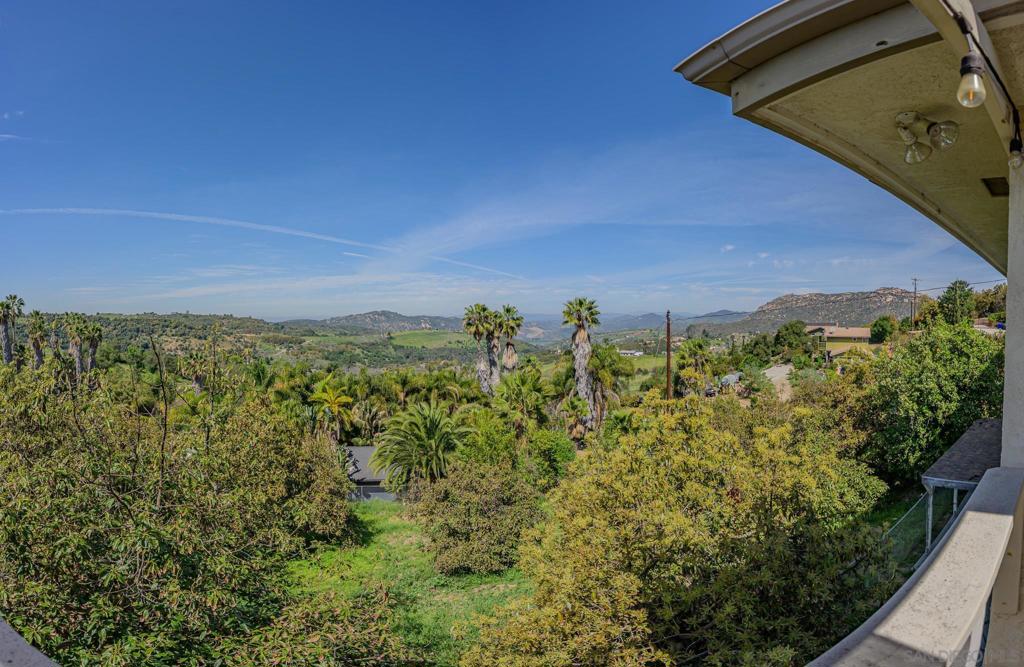https://media.crmls.org/mediaz/e0c51789-d6b8-44ea-8cec-647749f29e4a.jpg?preset=X-Large