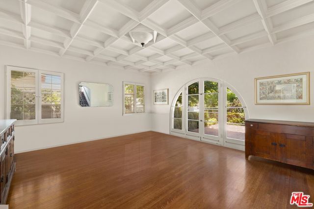 313 S Peck Drive, Beverly Hills CA: https://media.crmls.org/mediaz/e0c56d60-9262-40fc-a21f-0546573b8648.jpg