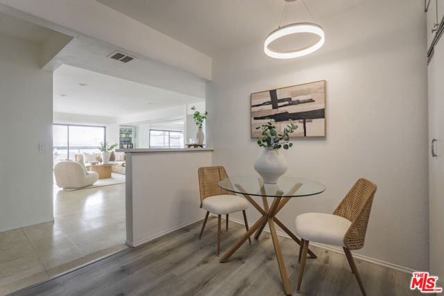 4829 Whitsett Avenue, Valley Village CA: https://media.crmls.org/mediaz/e0c61302-d309-46a2-8984-495f649c9202.jpg