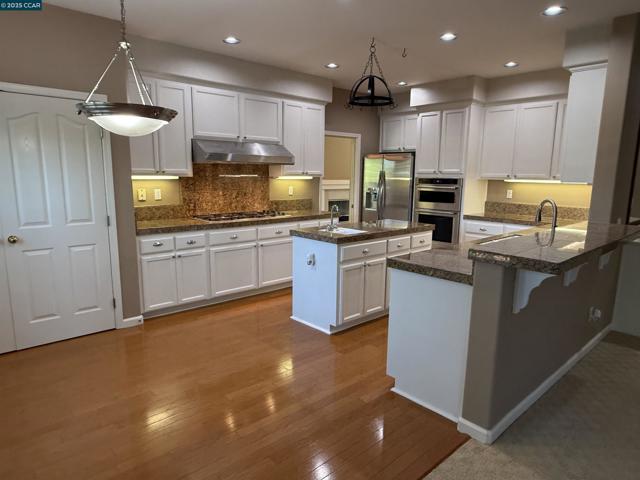 600 Bourne Ct, Danville CA: https://media.crmls.org/mediaz/e0c6211c-dd73-4f76-8004-d382104bd98e.jpg