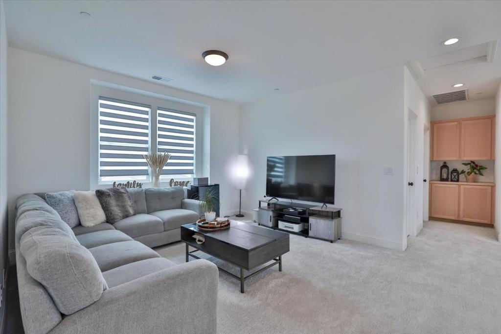 https://media.crmls.org/mediaz/e0c662d5-cd23-43f0-8256-ffa317b16c23.jpg?preset=X-Large