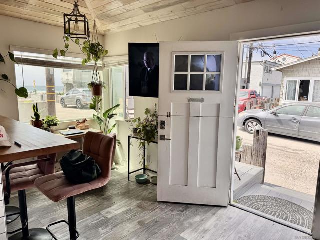713 San Jose Pl, San Diego CA: https://media.crmls.org/mediaz/e0c6a3e1-021a-4508-a28c-7dce05de12a9.jpg