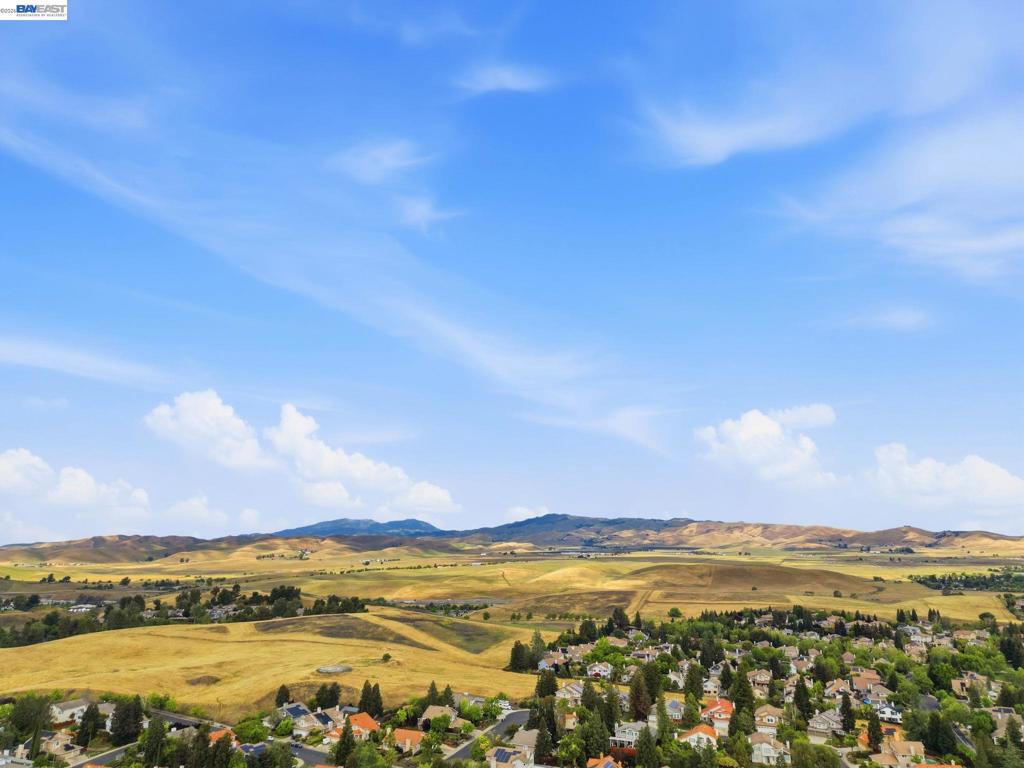 https://media.crmls.org/mediaz/e0c6b718-5d5b-4c8e-828f-93c2e6c432d6.jpg?preset=X-Large