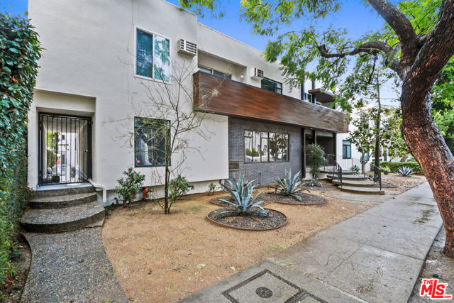 8220 Norton Avenue, West Hollywood CA: https://media.crmls.org/mediaz/e0c7a7f7-d947-4c89-ba7f-522be737315b.jpg
