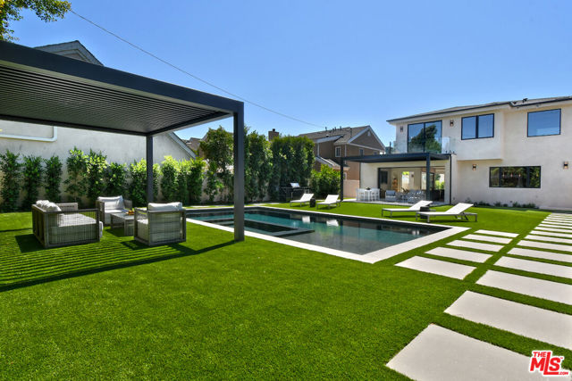112 S Valley Street, Toluca Lake CA: https://media.crmls.org/mediaz/e0c84f4b-f525-4394-8e09-01f043bf1da1.jpg