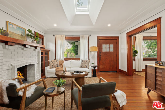 919 Venezia Avenue, Venice CA: https://media.crmls.org/mediaz/e0c97924-af50-4ddf-b699-f24432a075ef.jpg