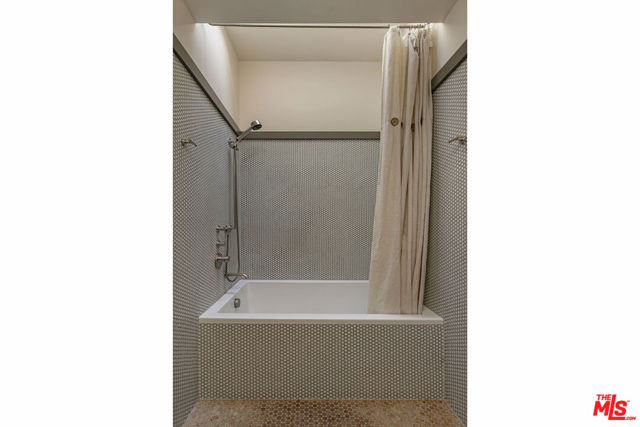 1030 Canon Drive, San Marino CA: https://media.crmls.org/mediaz/e0c9840b-1d04-471b-91eb-3ead2204e4b3.jpg