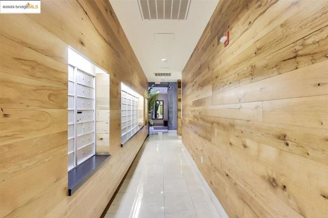 311 Oak St, Oakland CA: https://media.crmls.org/mediaz/e0cae062-6e97-4c5c-9dfa-17a13215fb2f.jpg