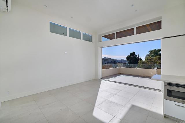 Detail Gallery Image 5 of 12 For 3903 Haines, San Diego,  CA 92109 - 5 Beds | 5 Baths