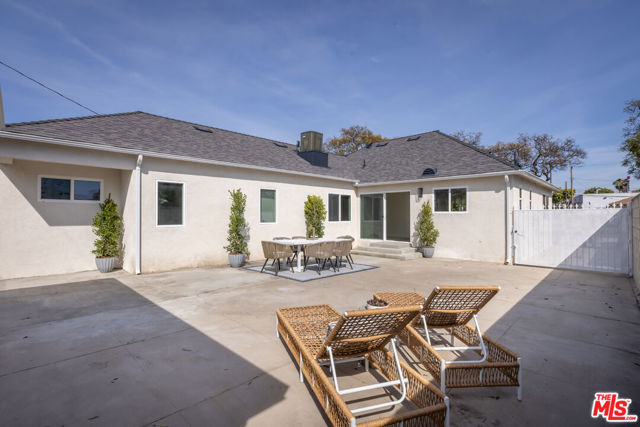 3827 S Victoria Avenue, View Park CA: https://media.crmls.org/mediaz/e0cbe03b-b89d-4ed9-8f01-f227d3e95a04.jpg