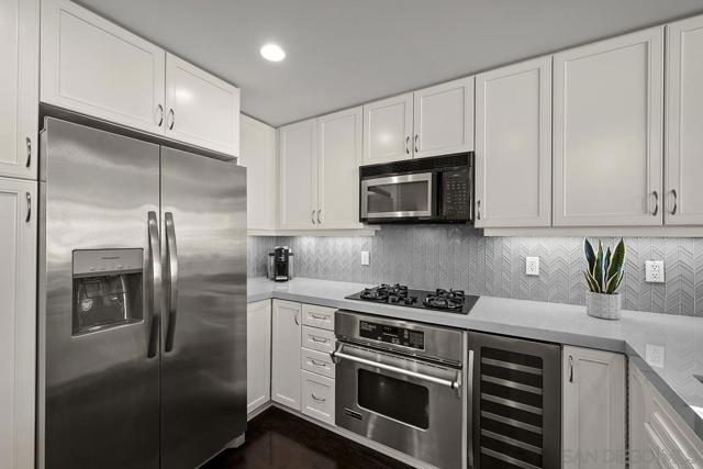 555 Front St, San Diego CA: https://media.crmls.org/mediaz/e0cc152c-5f25-4058-bdce-11e30745e253.jpg