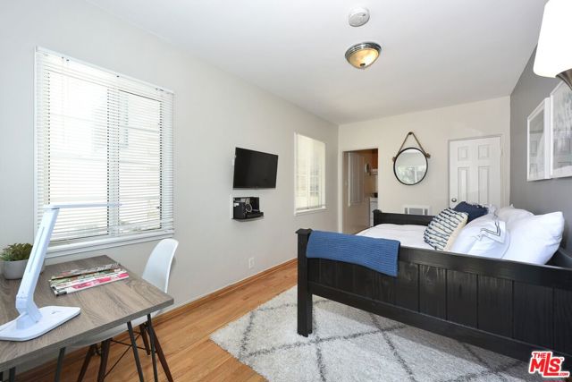 16 Clubhouse Avenue, Venice CA: https://media.crmls.org/mediaz/e0cc1d9b-8a0c-46f1-adb8-79152dc94b0c.jpg