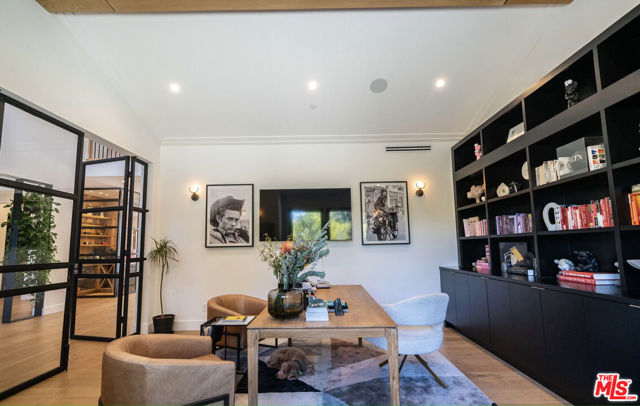 18938 Wells Drive, Tarzana CA: https://media.crmls.org/mediaz/e0cc2863-1af7-4ee4-92ae-8e1c57971bd5.jpg