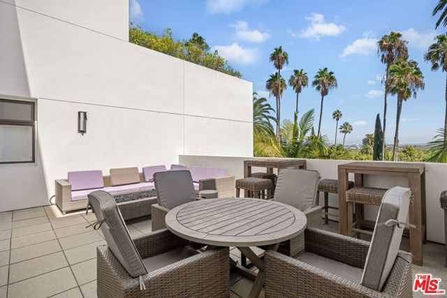 447 North Doheny Drive, 305 photo 19