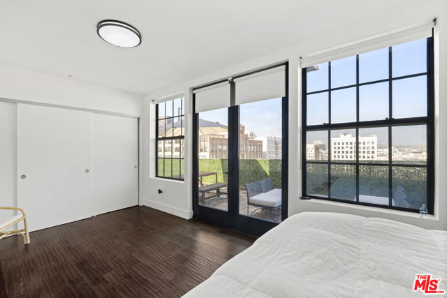 746 S Los Angeles Street, Los Angeles CA: https://media.crmls.org/mediaz/e0cc8240-13d0-4265-b998-af05a967f57f.jpg