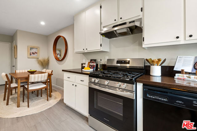 3827 W Avenue 41, Los Angeles CA: https://media.crmls.org/mediaz/e0ccc321-e39d-4790-9050-984feb5103f1.jpg