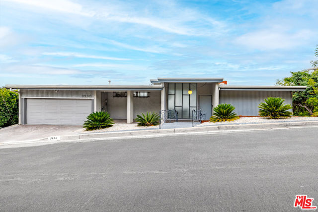 3268 Wrightwood Drive, Studio City CA: https://media.crmls.org/mediaz/e0cd2cfc-1f19-49d8-b353-18bb8de3b341.jpg