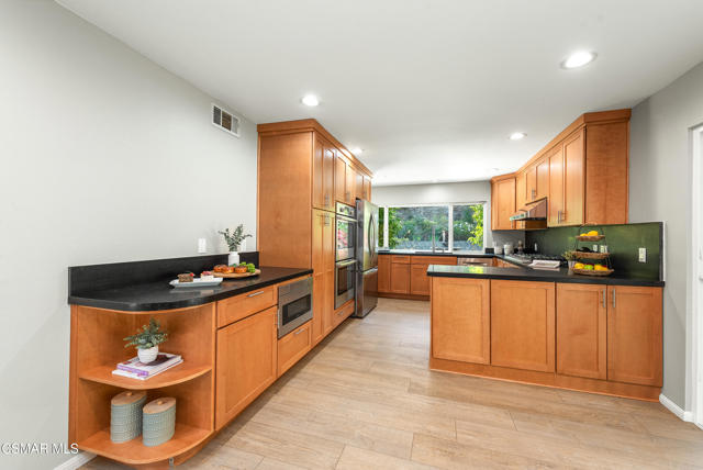 1253 Willsbrook Court, Westlake Village CA: https://media.crmls.org/mediaz/e0cd548d-82db-49e3-86d7-e3dfba3b627a.jpg