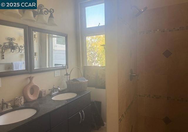 3770 Suter St, Oakland CA: https://media.crmls.org/mediaz/e0cd55be-c5bf-4de0-b965-c4b4961512f9.jpg