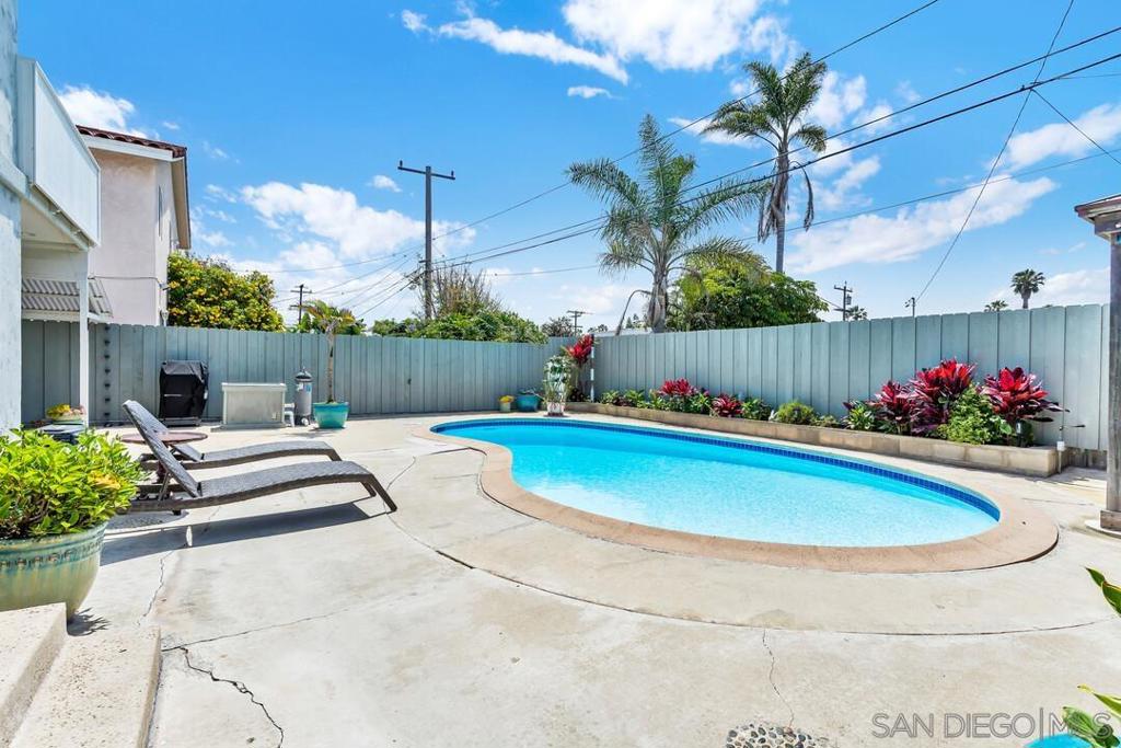 https://media.crmls.org/mediaz/e0cd7a6e-74cb-477a-b7c2-168c93b00ed0.jpg?preset=X-Large