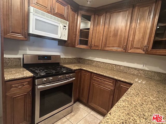 5142 Zelzah Avenue, Encino CA: https://media.crmls.org/mediaz/e0cdb0f1-e965-47cd-9bc3-d6288102bae6.jpg