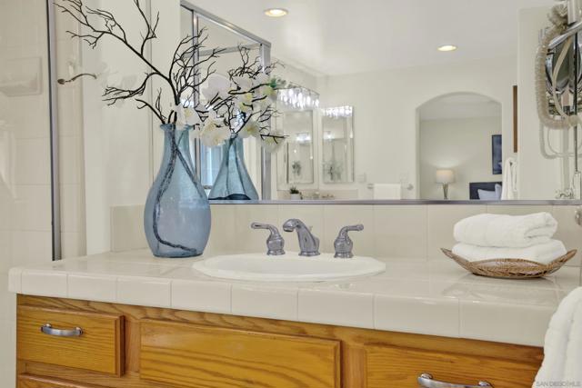 7301 Seafarer Pl, Carlsbad CA: https://media.crmls.org/mediaz/e0ce37e0-72ff-428d-a1bb-3e997e96cf87.jpg