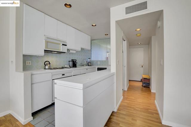 14 Janet Way, Tiburon CA: https://media.crmls.org/mediaz/e0cea55a-1c07-4bb9-bcc8-992aa54160f0.jpg