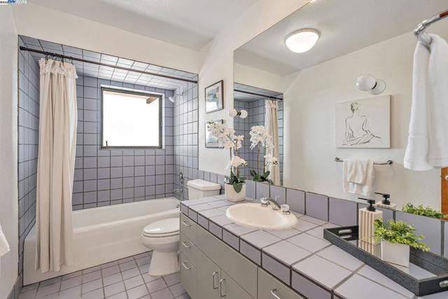 1522 Grand View Drive, Berkeley CA: https://media.crmls.org/mediaz/e0cf05e6-8925-422e-ad27-cb451e06f288.jpg