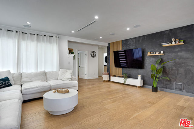 6610 Farralone Avenue, Woodland Hills CA: https://media.crmls.org/mediaz/e0cf71ce-1a3c-4b55-9320-5d55b1d0d906.jpg