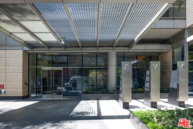 1155 S Grand Avenue, Los Angeles CA: https://media.crmls.org/mediaz/e0cf99b0-0f41-4662-8945-366b4adc156e.jpg