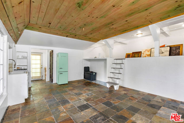 6933 Vanland Trail, Los Angeles CA: https://media.crmls.org/mediaz/e0cfcaf2-b101-4d01-a951-c6cf3551e4ac.jpg