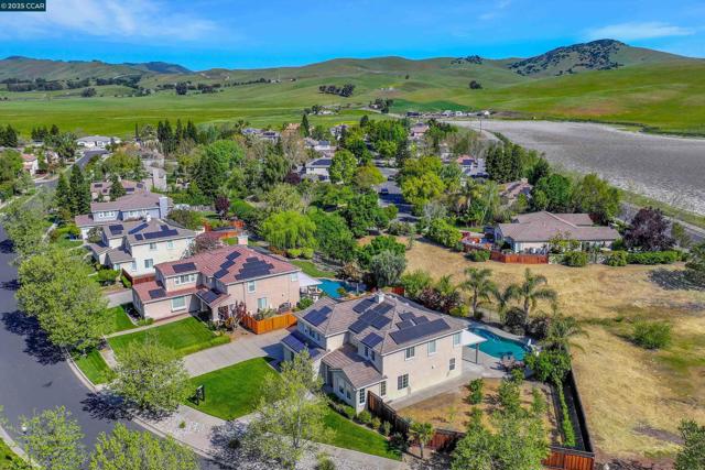 2121 Bluffs Dr, Livermore CA: https://media.crmls.org/mediaz/e0d0d6e5-707f-469e-999f-21c85dd07d1b.jpg