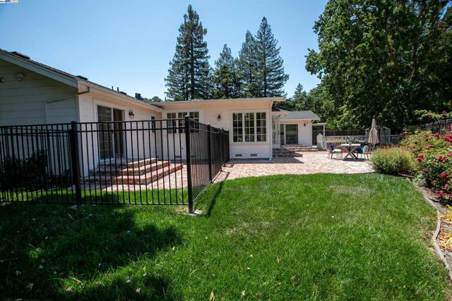 3252 Woodview Dr, Lafayette CA: https://media.crmls.org/mediaz/e0d1e682-2323-4f66-bfe5-8b8d9ddca4d1.jpg