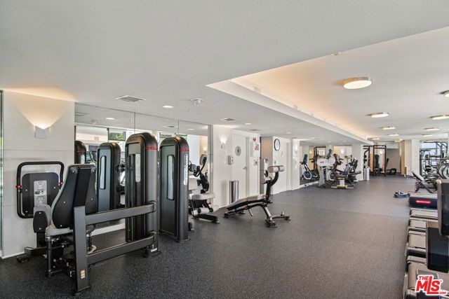 13700 Marina Pointe Drive, Marina del Rey CA: https://media.crmls.org/mediaz/e0d25ad4-77ab-4241-8298-6dc19df0547a.jpg