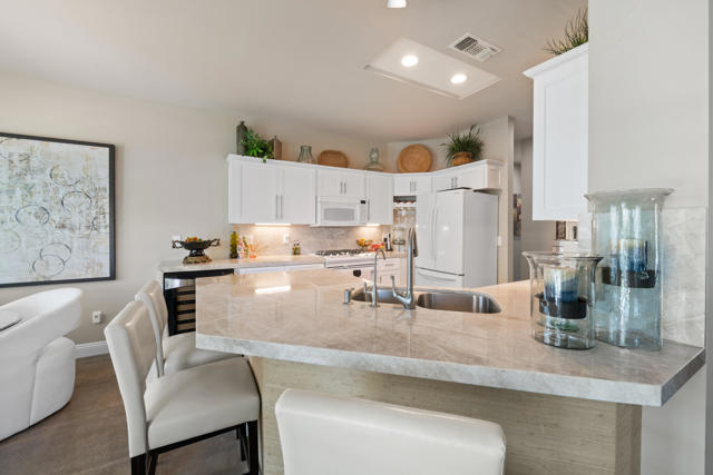 78391 Desert Willow Drive, Palm Desert CA: https://media.crmls.org/mediaz/e0d2bb8e-72ab-4db2-8661-aaa64297289c.jpg